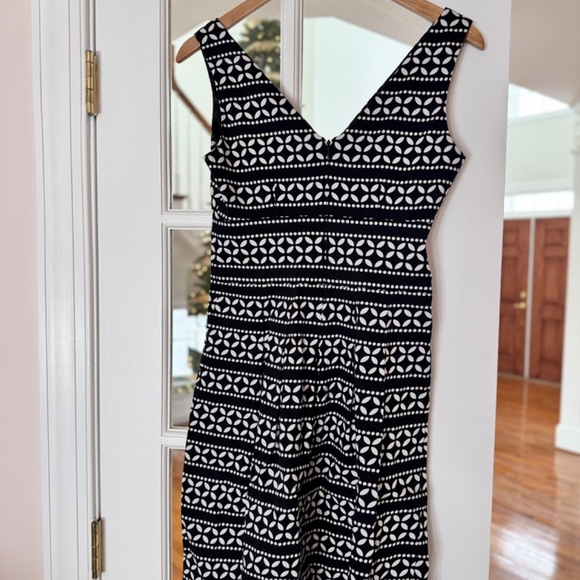 WHITE HOUSE BLACK MARKET (WHBM) V NECK A LINE DRESS, SIZE 0, BLACK/WHITE - Picture 2 of 2